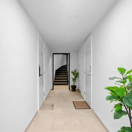 Scandinavian Design In Authentic Nordnes Leilighet *